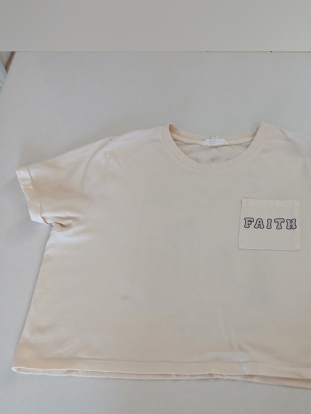 Love & Lazy Days Womens Ivory Faith Graphic Pocket Cropped Tee Crew Neck M